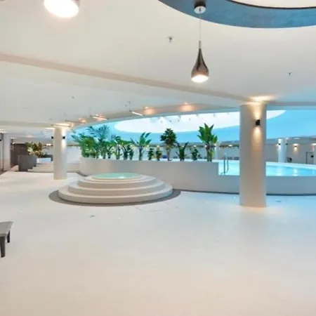 Hanza Tower 24 & Pool Appartamento